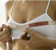 Mesurer la taille des seins avant une augmentation mammaire