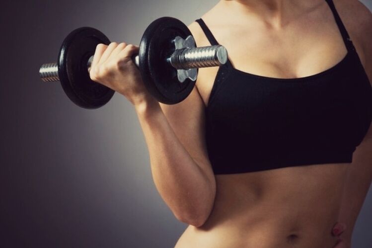 Faites des exercices avec des haltères pour agrandir vos seins