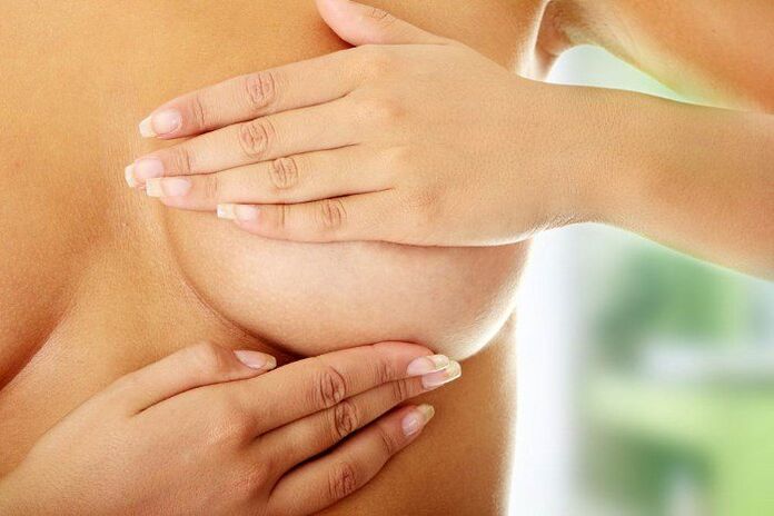 Frotter les seins avec de l'huile pour les agrandir