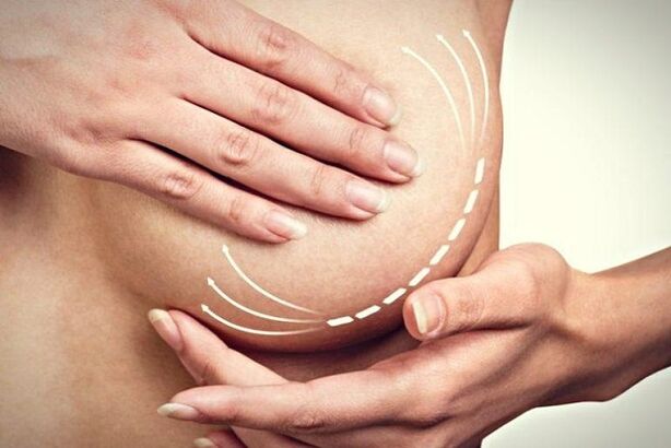 Frottez de la crème sur les seins pour les agrandir