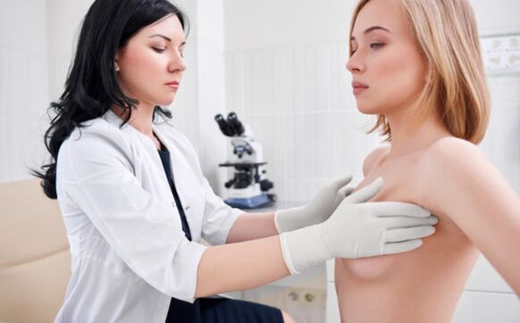 Examen par un médecin avant une opération d'augmentation mammaire
